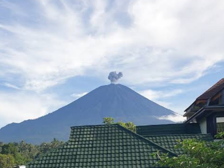 semeru from the south eruption jan 26